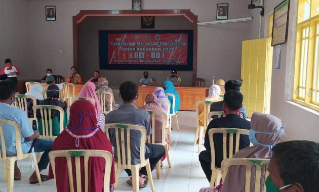 Warga Desa Lamuk Mengantri Pembagian BLT
