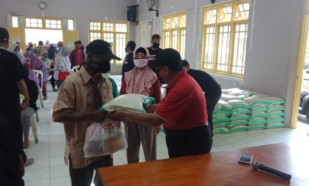 pak wismono kepala desa lamuk saat penyaluran blt